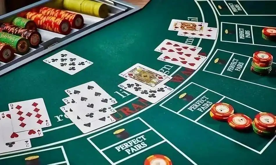 Casino-style table games and live dealer options available on pinasjili
